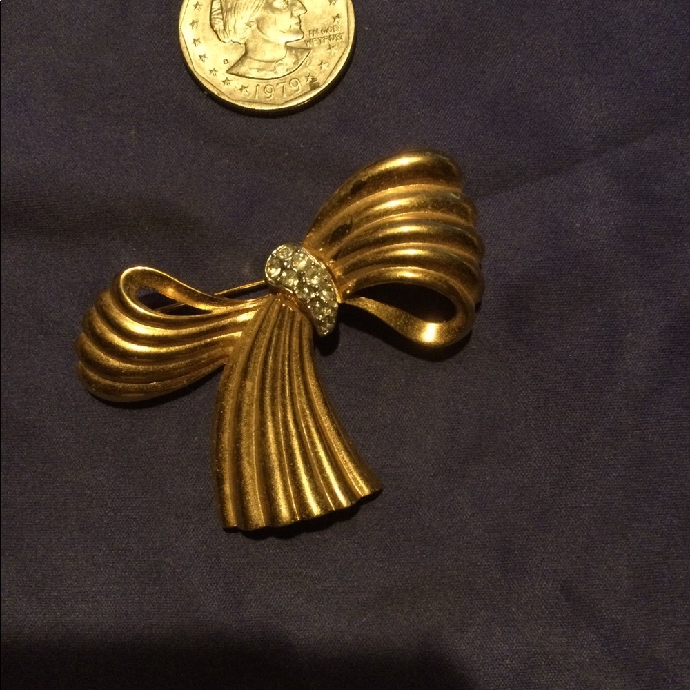 Bow shaped goldstone pin